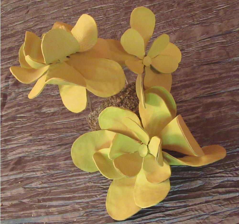 Bouquet de fleurs en cuir jaune